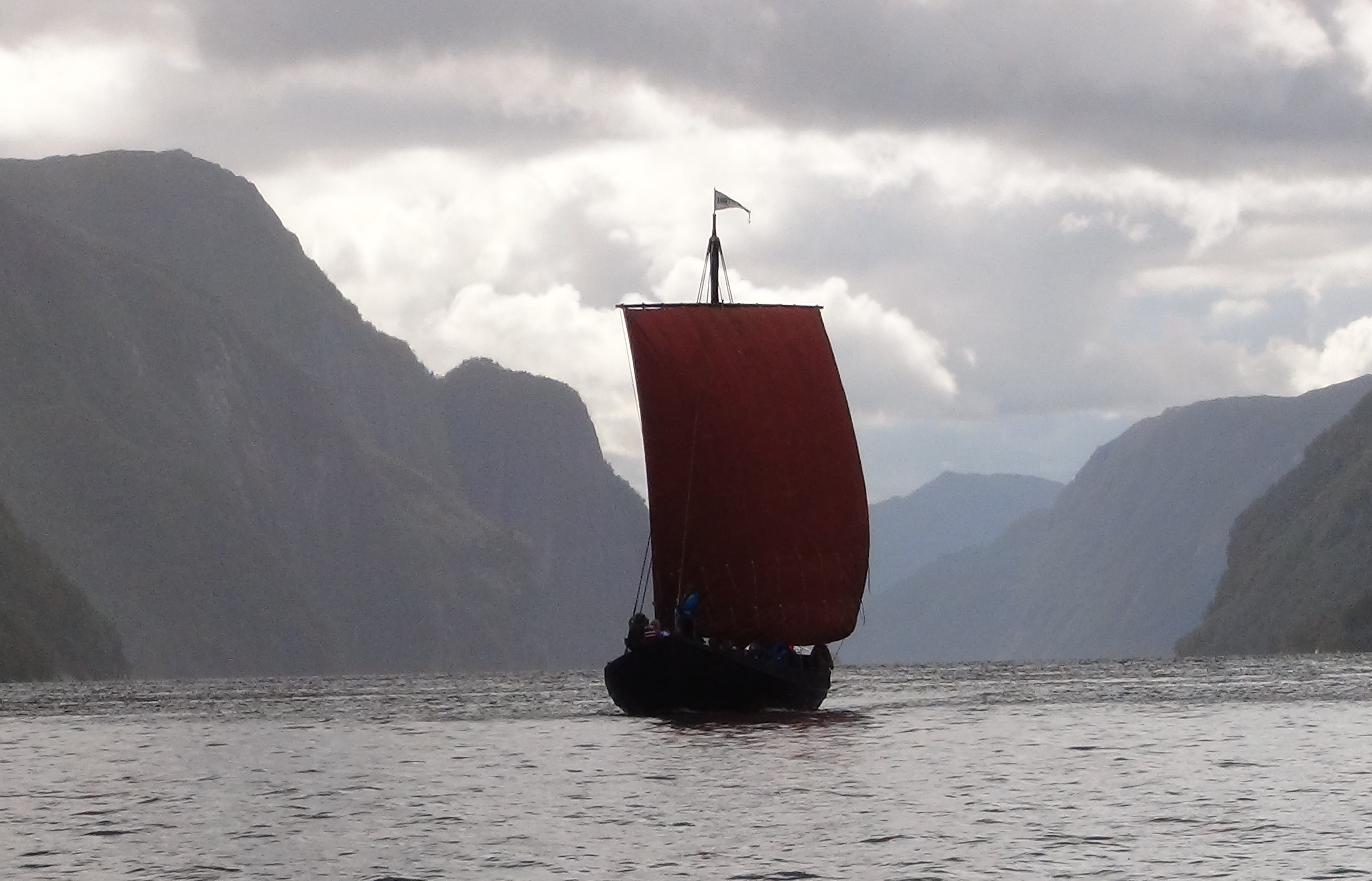 Image, Stiftinga